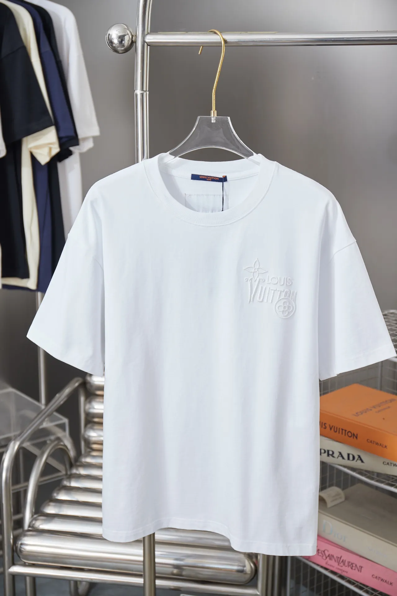 🅿️200 1V 25SS early spring new style short sleeves with embroidered letters, light luxury, a must-have item for daily commuting for men and women, correct version, welcome to compare, detailed features · 320g 100% pure cotton double yarn jersey fabric · Special thickened 32 pieces of double-strand 1X1 thread in the same vat custom dyeing · Imported Tajima machine embroidered LV letters · Double needle stitching and cross-stitching technology · Original main mark, washable tag, brand moisture-proof paper packaging Color: black/white/coffee Size: S/M/L/XL